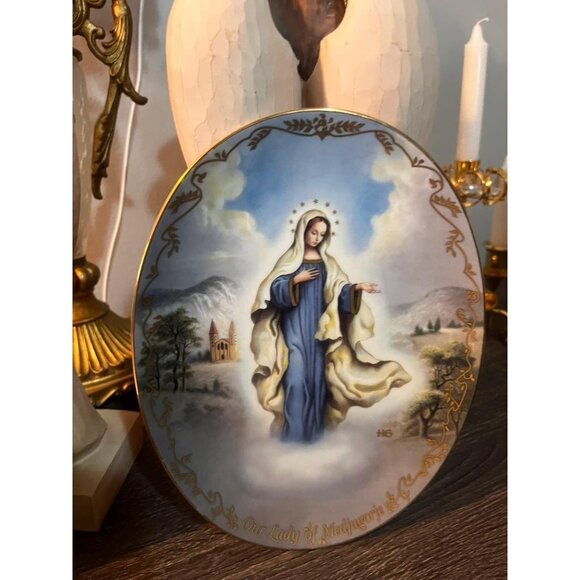 Set of 2 Our Lady of Lourdes Collector Plate: Hector Garrido Porcelain 1994 - Picture 5 of 10